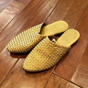 Universal Thread Woven Mule